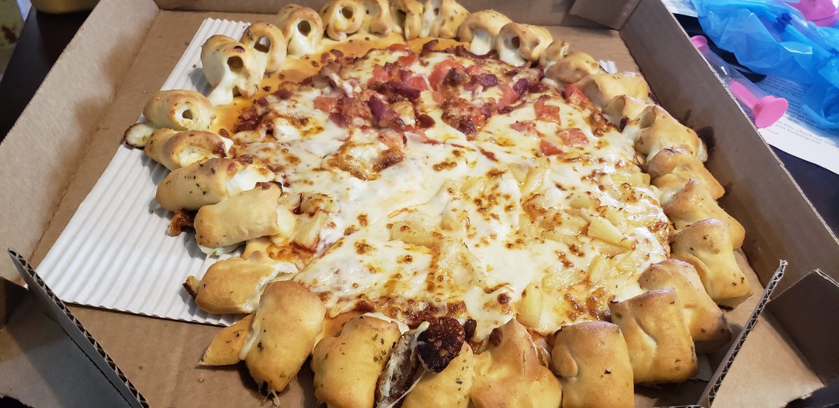curlioier's tweet photo. @pizzahut What the hell is this shit? There's one piece of pepperoni. It's supposed to be half bacon, pepperoni and tomatoes, half pineapple. https://t.co/4WikZEJM5Q