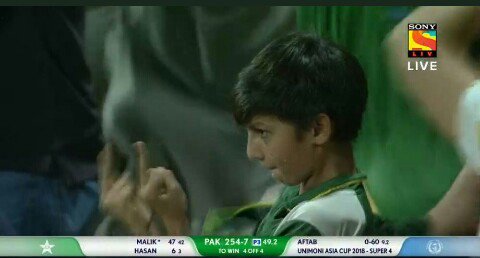 itsabdullahch's tweet photo. Ye chutiya chuss logo ke undar like nouman Khan Nasir Khan etc😂😂 https://t.co/8CubDcHMjM