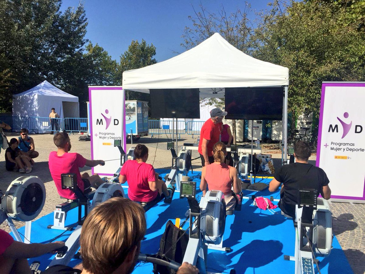 siescuelaremo's tweet image. Con la Escuela Municipal @RemoMadridRio en la Semana Europea del Deporte Campeonas de la Escuela junto a @almudenacid y @victorg91 Gracias por vuestro apoyo!! #YoTambienSoyRemero Con la presidenta del @deportegob @MariaJoseRienda y la de la @FedeEspRemo Asunción Lorente #BeActive