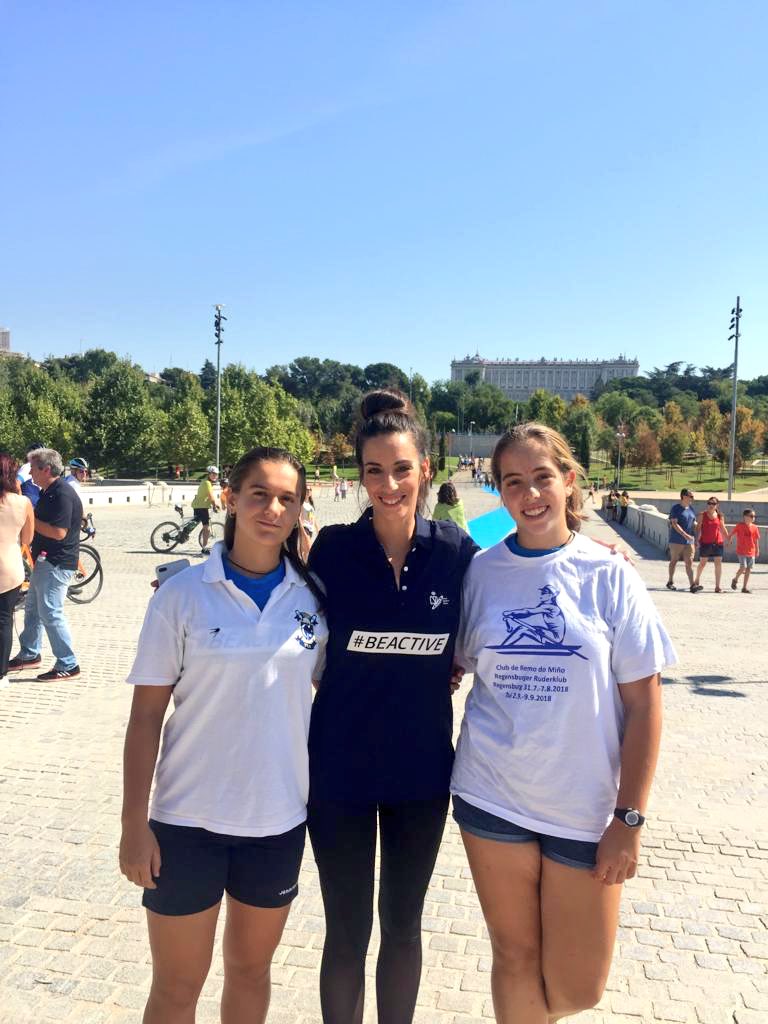 siescuelaremo's tweet image. Con la Escuela Municipal @RemoMadridRio en la Semana Europea del Deporte Campeonas de la Escuela junto a @almudenacid y @victorg91 Gracias por vuestro apoyo!! #YoTambienSoyRemero Con la presidenta del @deportegob @MariaJoseRienda y la de la @FedeEspRemo Asunción Lorente #BeActive