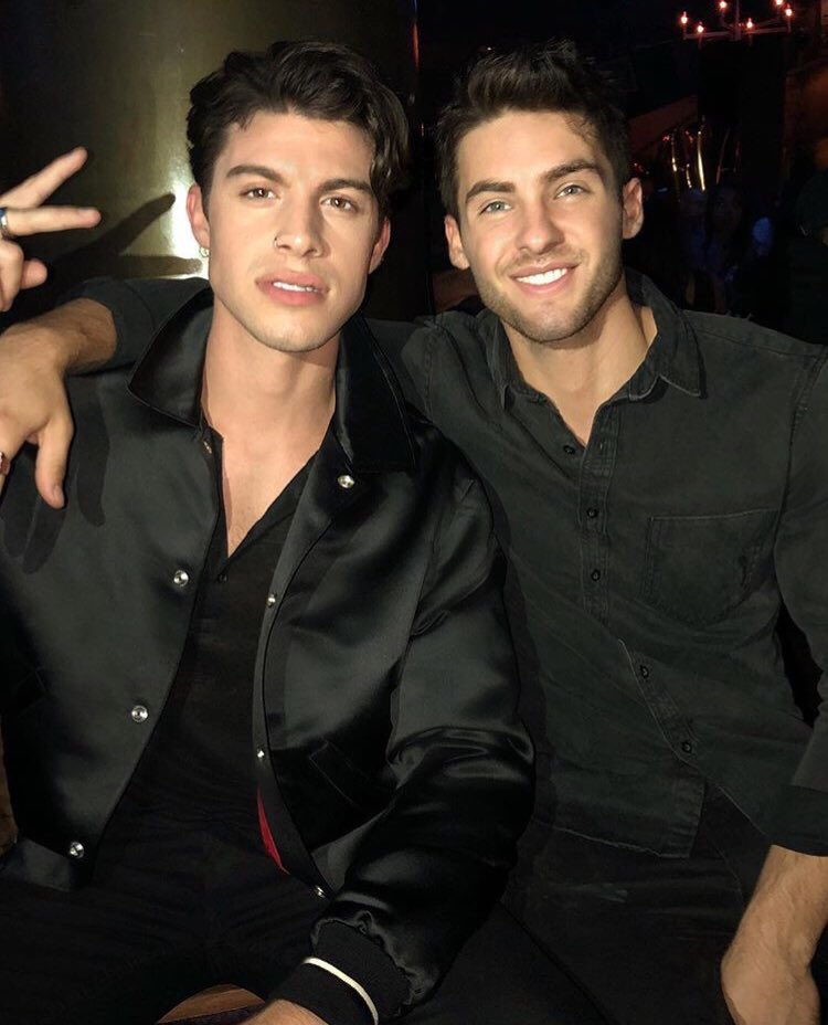CodyCUpdates's tweet photo. [📸]

Andrew Matarazzo via Instagram: “Born to be wild!!! (until about 11pm latest)...”

Andrew postou essa foto ao lado de Cody: “Nascidos para ser selvagens (no máximo até às 23:00 horas)...” https://t.co/5Pv4KdNNp2