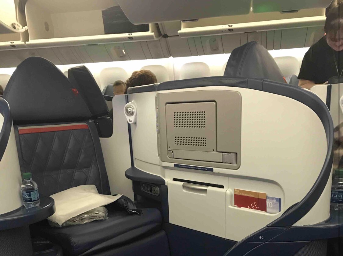 LodgrenTZ's tweet image. Yaaaasss!! Not sure how but sleazed my way into an upgrade from ATL-LAX.  #DeltaDifference