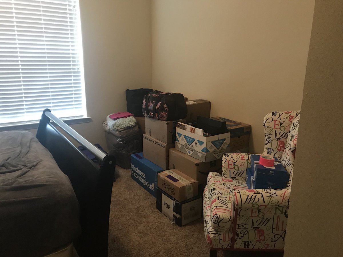 smilefrmear2ear's tweet image. It’s the last Sunday before we start our move on Wednesday! We’ve got about 90% of our stuff packed so we’re feeling pretty good. That could all change come Wednesday though 😳 #packing #gettingreadytomove #lookatallthatstuff #whowantstohelp #smilefromear2ear
