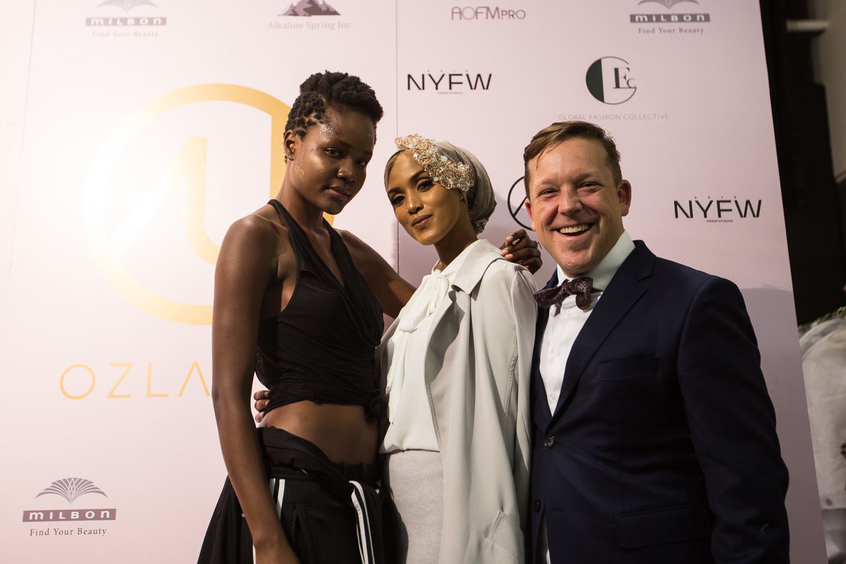 AlkalineSpring2's tweet image. Some of our team hanging out with a gorgeous model we met at the Ozlana show!

#h2Ohyes #icetoseeyou #springhassprung #springloaded #wateryouthinkingabout #gowiththeflow #thirstyformore #thefirstrowwillgetwet #wellwellwell #wellsaid