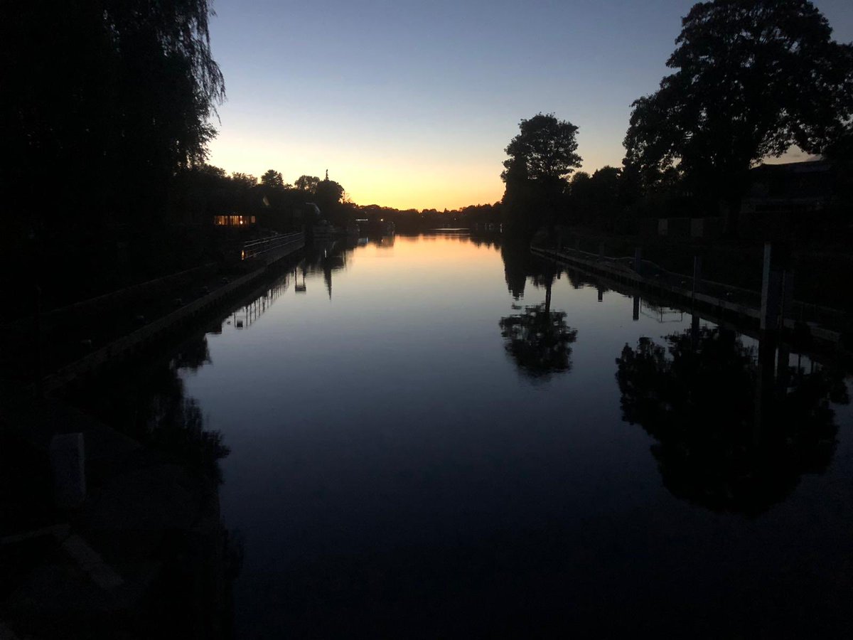 RRow2018's tweet image. Beautiful sunset at Penton Hook Lock awaiting the final parents boats... #RiverRow2018 @HamptonRowing @LEHrowing