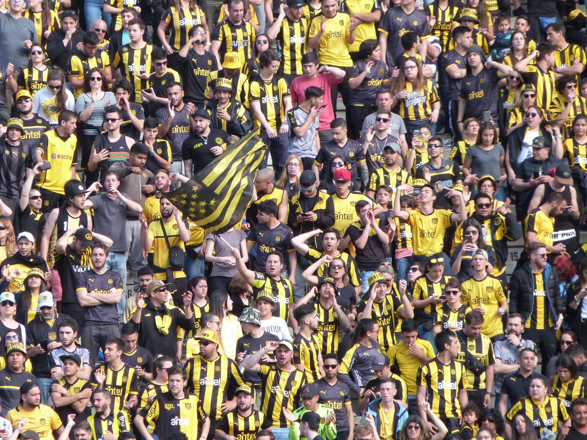 OficialCAP's tweet photo. #PEÑvsTOR | ¡Peñarol a la cancha! #VamosCarbonero #TodosJuntos https://t.co/HgRx3OX9FE