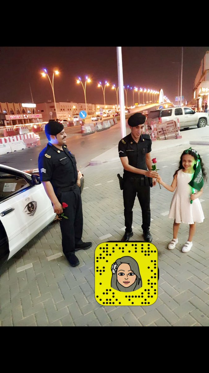 refy20201's tweet photo. مبادرة بسيطة من متجر مشاعر لتنسيق الورد بتقديم مشاعر فرحة بمناسبة اليوم الوطني 
وتوزيع وردهـ لكل رجل أمن 
ودمت يا وطني بحب وسلام 💚💜 https://t.co/PyMp8pcW5c