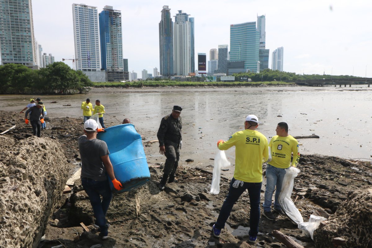 SPIPanama's tweet photo. El @SPIPanama en compañía de la fundación de protección a los mares realizan jornada de limpieza a las costas en @PanamaLaVieja .
Con el propósito de reducir la contaminación de las playas y costas, ya que esto puede producir enfermedades o cierre de playas.
#CuidalosMares https://t.co/9e35dsaXcj