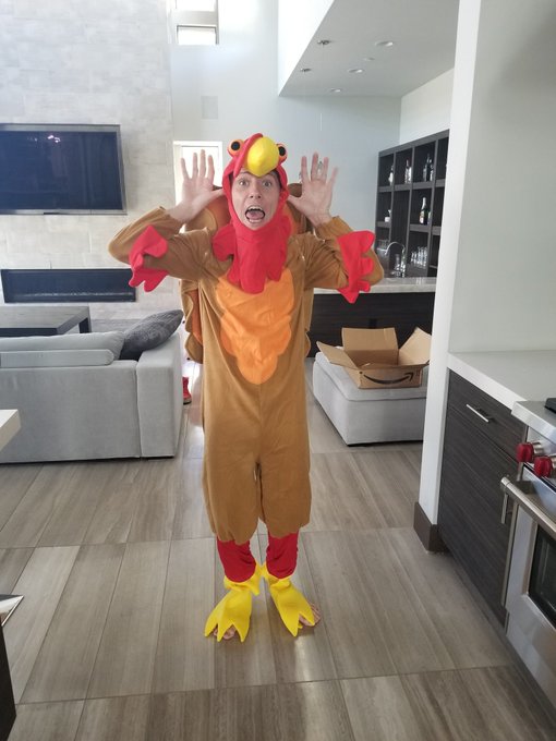 Omfg LMAO 😂 I did the whole scene in that costume! Happy Turkey day! with @QuintonJamesxxx for @TeamSkeet<a href="/tag/mvsales"class="tags"><span>#mvsales</span></a>