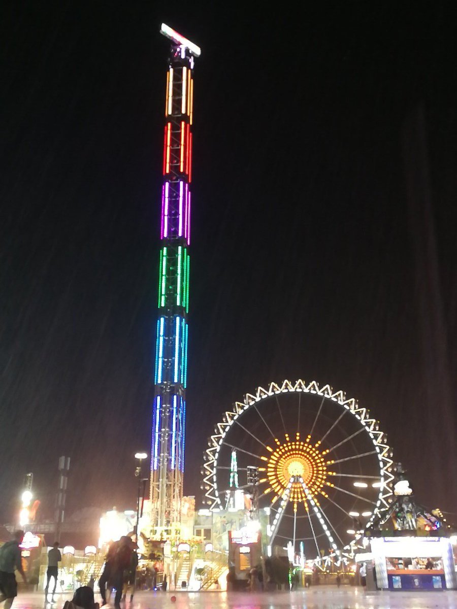 Die Fahrgeschäfte "Power Tower" und "Techno Power" haben Betrieb vorerst eingestellt. Auch an den Spitzen der anderen Tower sehe ich keine Wagen mehr fahren. Starker #Regen und starker #Wind auf dem #oktoberfest2018 #wiesn #Wiesn2018 #Fabienne