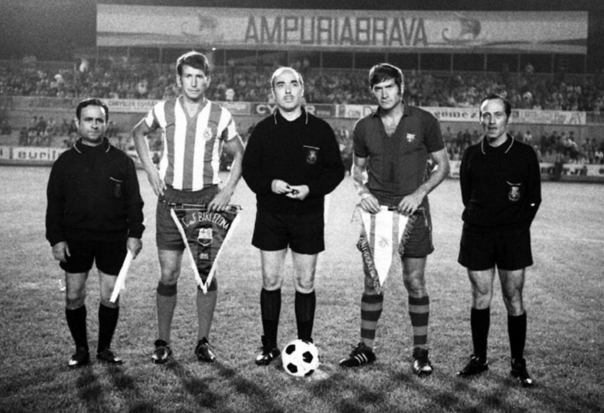 FOTOS HISTORICAS O CHULAS DE FUTBOL - Página 20 DnzYAMiXoAUJXRX