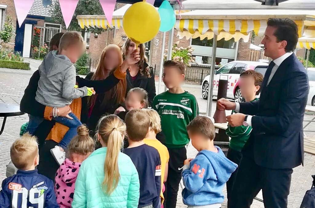 Gisteren met deze vrolijke kids de gerenoveerde #speeltuin aan de #Boterbloemstraat geopend. Veel speelplezier! #Wijchen 🎊🎊🎊