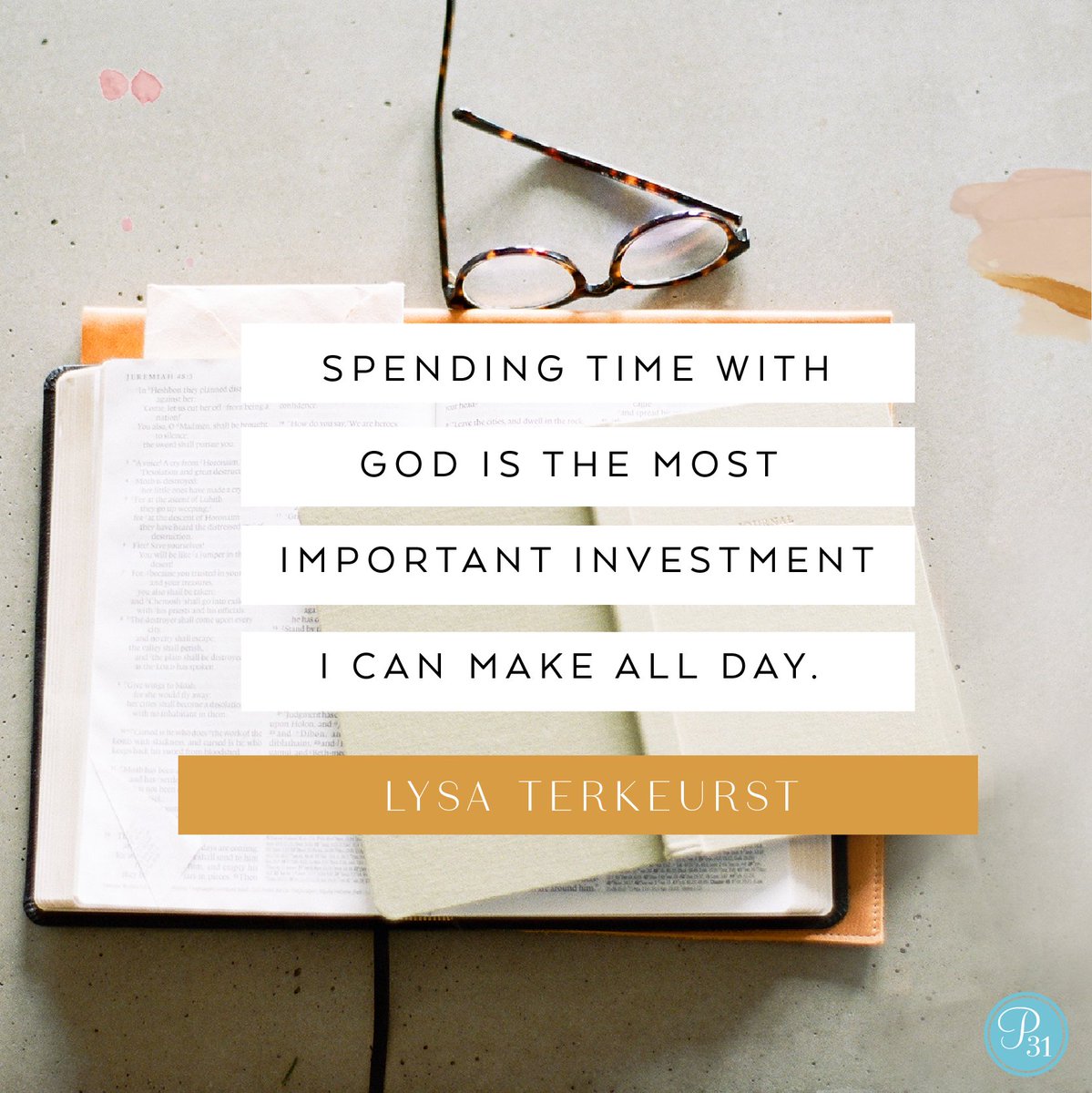 LysaTerKeurst's tweet photo. It’s amazing what a few quiet minutes with God can do. https://t.co/BQwAIFDjie