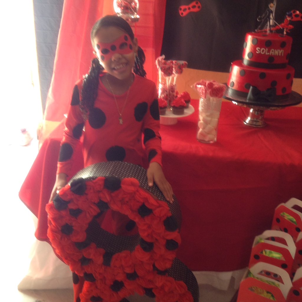 Shar100402's tweet photo. La cumpleañera @MiraculousMX @FanDom_Oficial https://t.co/dgQKrocdPV