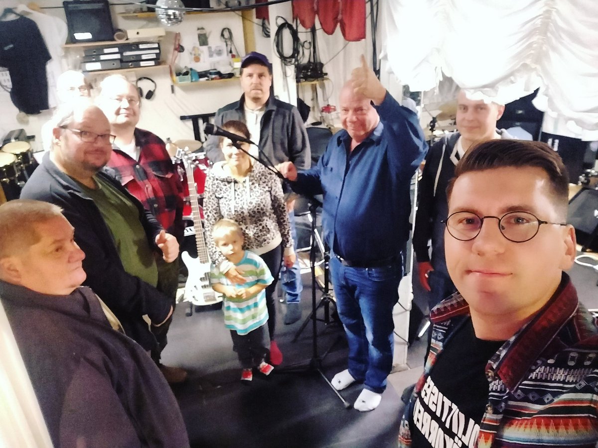 Piiritoimiston ollessa remontissa Oulun Perussuomalaisten hallitus kokoontui jäsenen bändikämpällä ja meininki oli vähän tavallista rennompaa. Saimme pitää vieraana myös kuvan keskellä olevaa nuorta herrasmiestä, jolla poliitikon ura on alkanut jo nuorena 💪