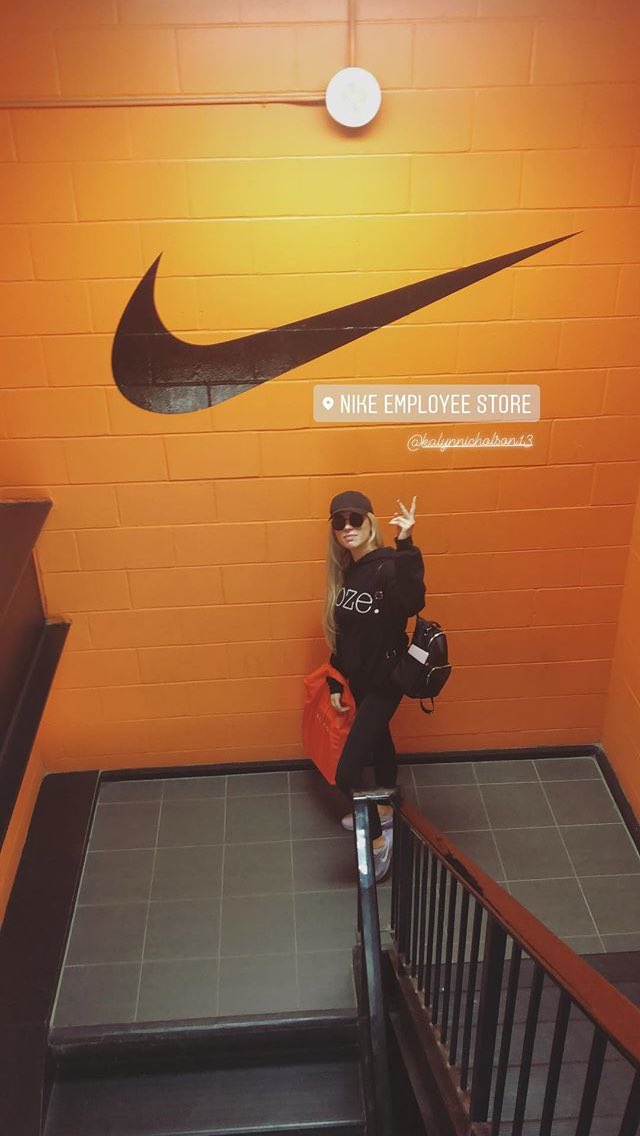 KalynsNews's tweet photo. this wall looks like big pumpkin with nike logo ๐ @KalynNicholson good choice ๐๐ป
#fallobsession ๐งก๐๐ https://t.co/4p27bHirhd