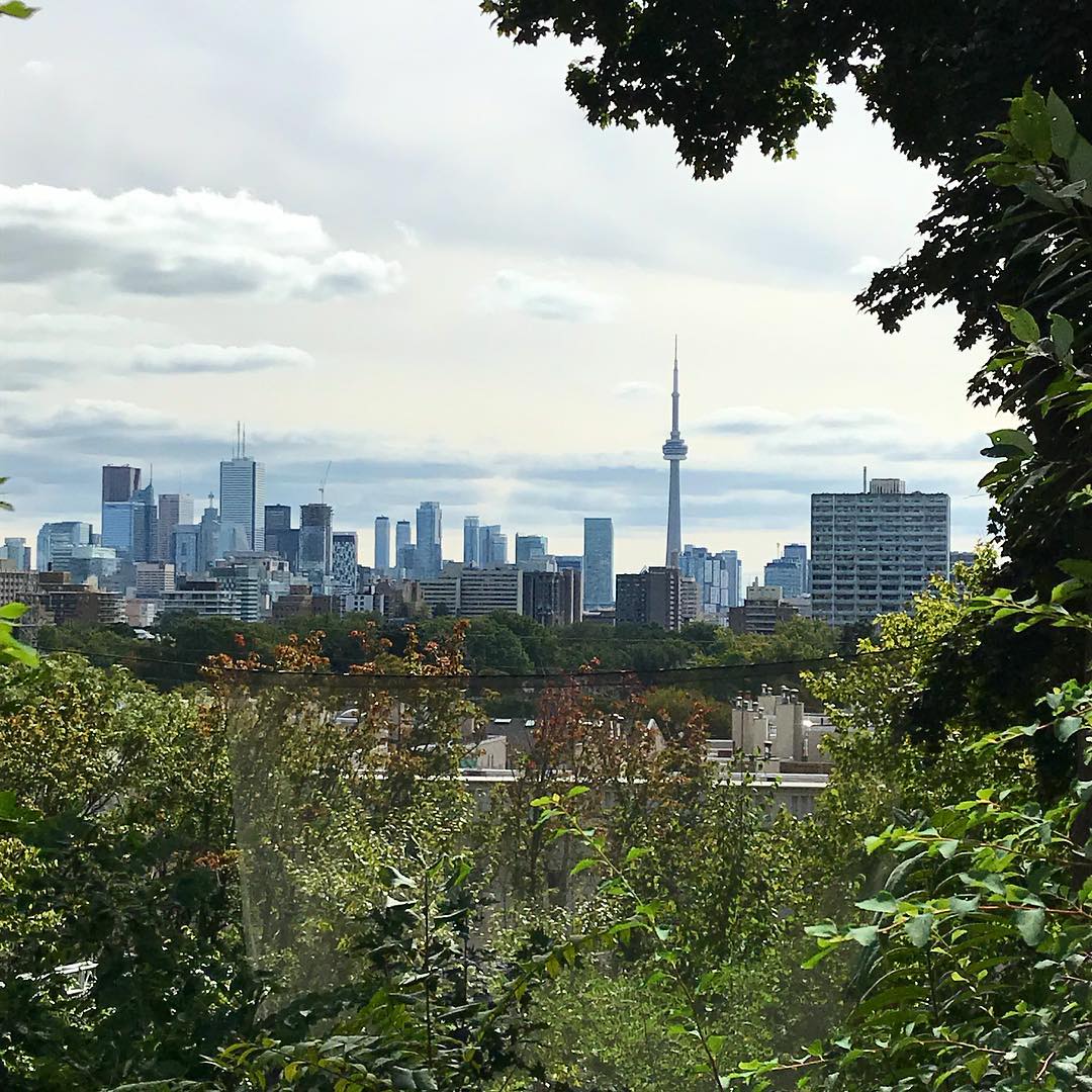 paraviagem's tweet photo. #Skyline da cidade de #Toronto, visto a partir dos jardins da #CasaLoma https://t.co/2nm3piKHOQ