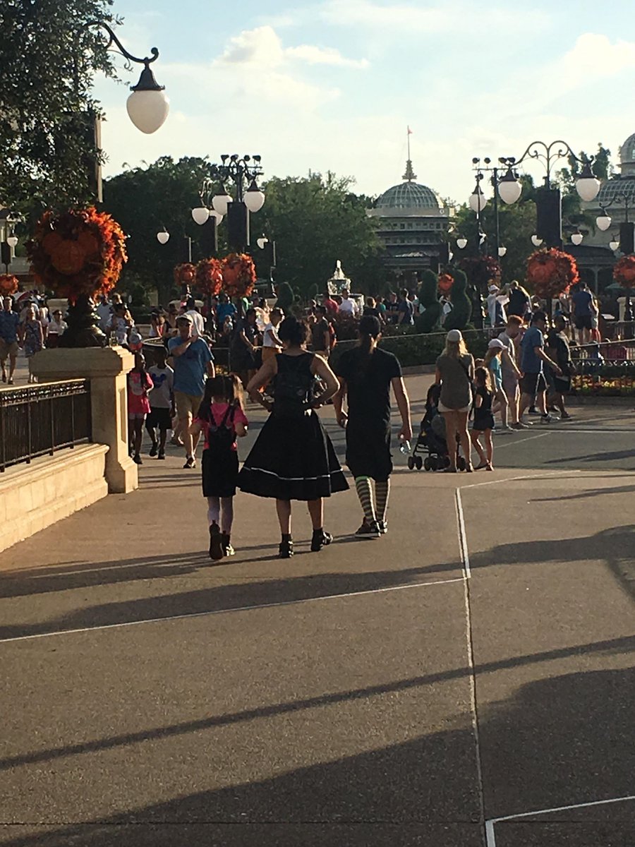 SpookyDayOrl's tweet photo. That's a wrap on #SpookyDay 2018! Thanks to all who joined us yesterday &amp; and to the Cast Members who were so accommodating to our kooky crew! We'll be posting more pics soon! It was a blast, can't wait for next year! M-I-C..see you real soon.... @CreepyKingdom @FloridaSupercon https://t.co/BDkDHWWw5L