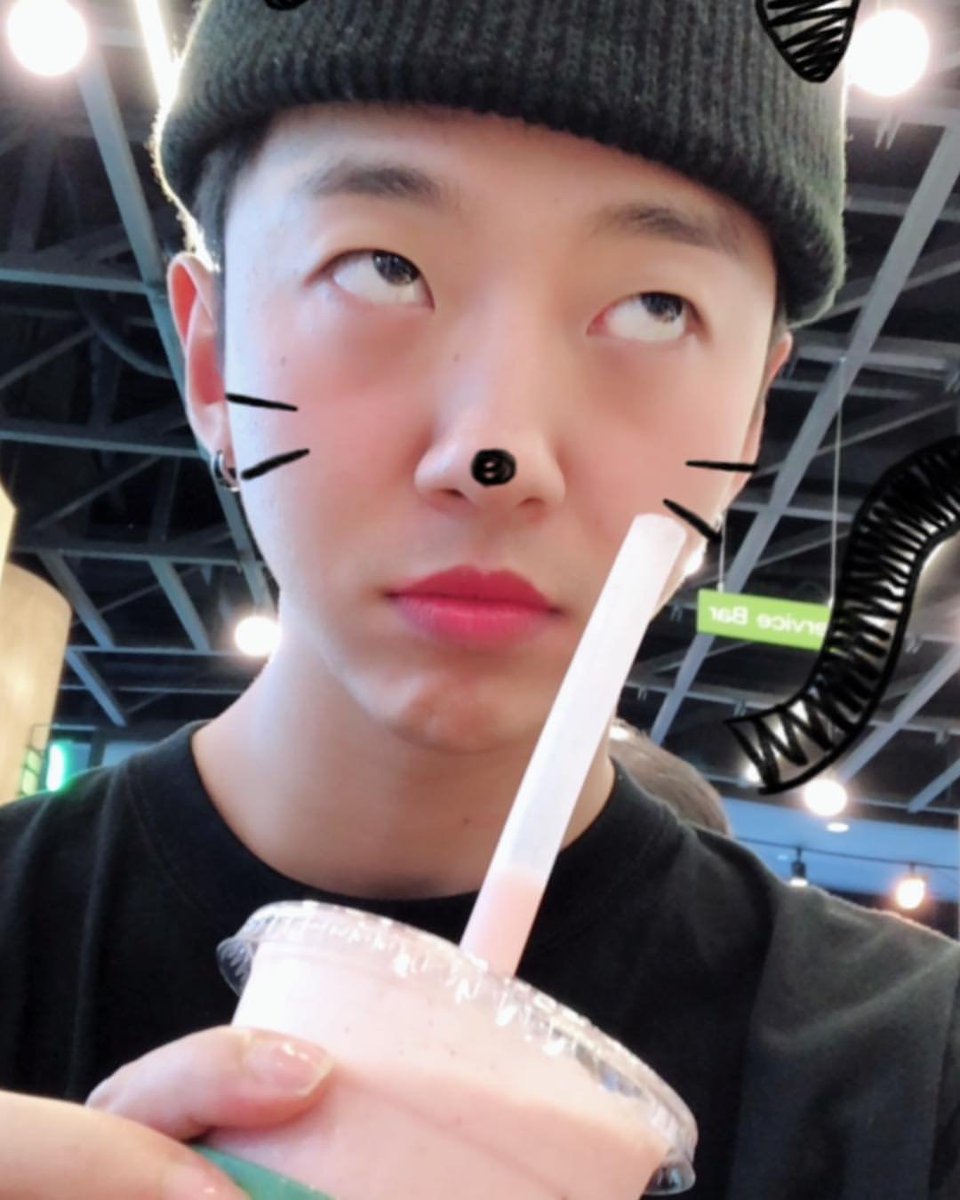 babyz_arg's tweet photo. [INSTAGRAM] 180924 La cuenta oficial de JUICY TOKYO publicó fotos de #YongGuk

"¡¡A YongGuk le gusta el licuado de banana con frutilla!!
#ShinOkubo #Juicy #FrutillasConBanana #PrimerLocal #PrimeroEnJapón #Sabroso #Licuado #BangYongGuk #YongGuk"

Trad. esp: @babyz_arg
*DAR CRÉD.* https://t.co/KD2iJkxk2X