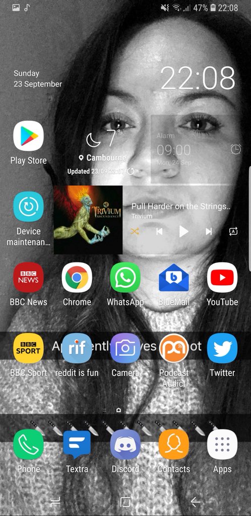 LiterallyChloe_'s tweet image. I made @JagexKieren put me as his background on his phone. Which one is better? #cantdecide