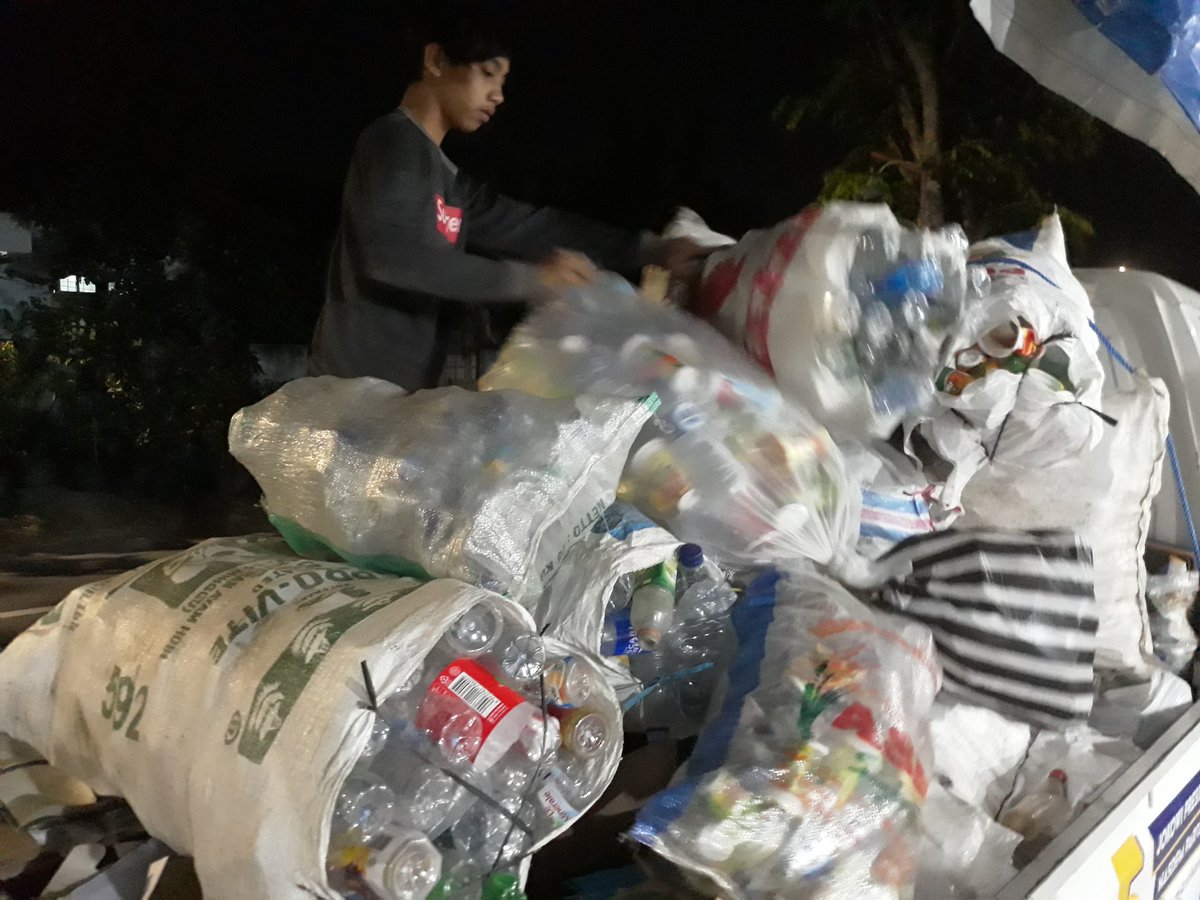 mariasucia's tweet photo. Bank sampah dimulai dan masih berlanjut.
Sedikit ikut peduli mengelola sampah.
Berawal dari ini
#RamahLingkungan
#Padangan
#BeatrixSchoolarship
#Ber5inarTanpamahar
#IndonesiaMaju https://t.co/d8WWVpcYPt