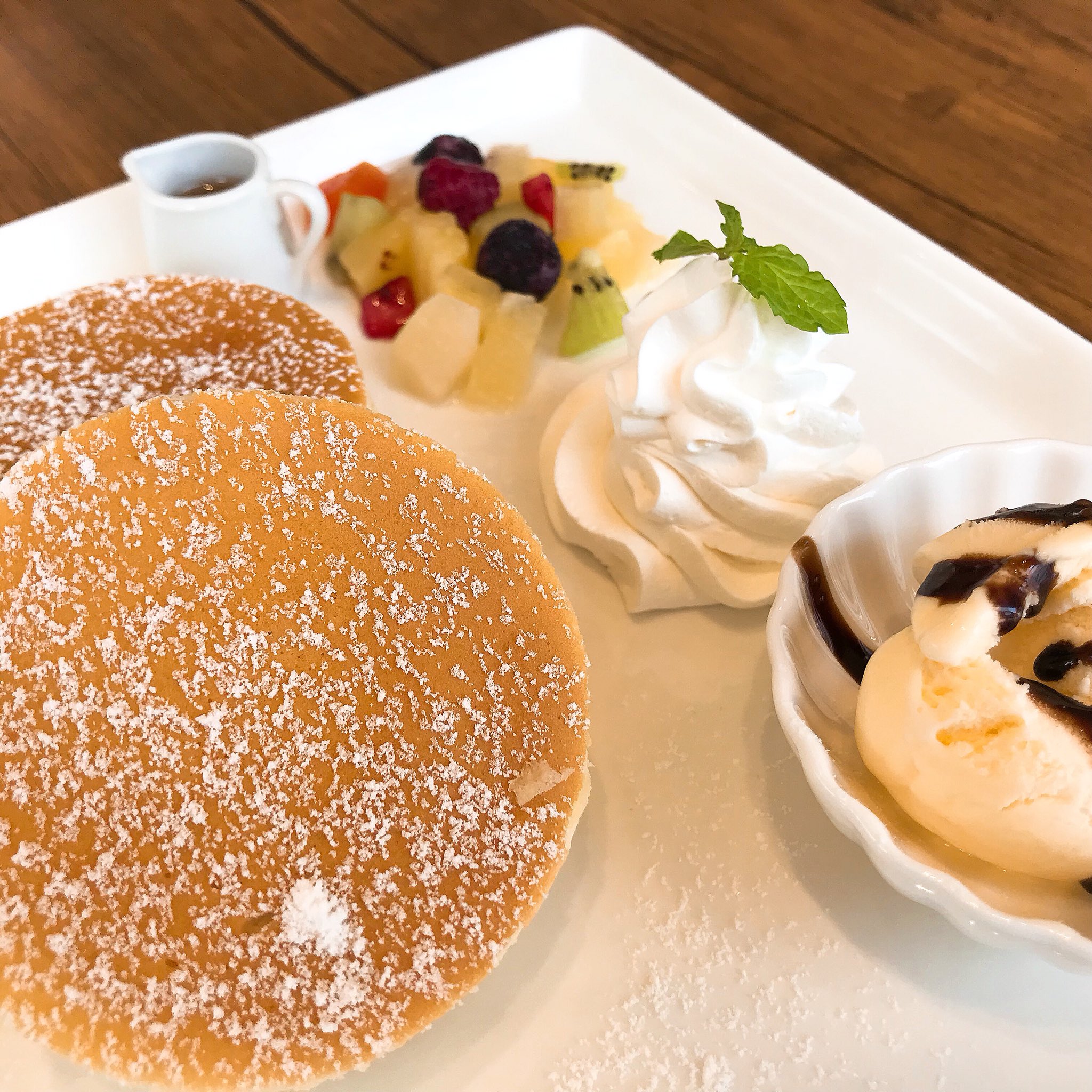 篠木麻希 短大美術教師 心理士 今日は 753blue ナゴっちと新橋大通商店街に新しくできたパンケーキのお店 カフェレストぱぴぱ に行ってきたー 左はお昼セットだよーラテアートもしてくれるの 北海道釧路市は新橋大通商店街リーフタウンの1階だよー