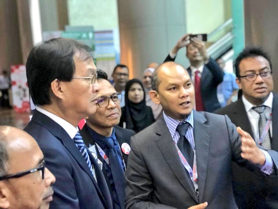 zakhir69's tweet photo. Tq YBM @baru_bian Dato'Sri @RoslanMdTaha Dato' @Asricidb for stopping by to @CWorksCMMS Booth #NAFAM2018 today.
Photo credit : @norehamohd 😍sis https://t.co/1lXEHW6Vnq