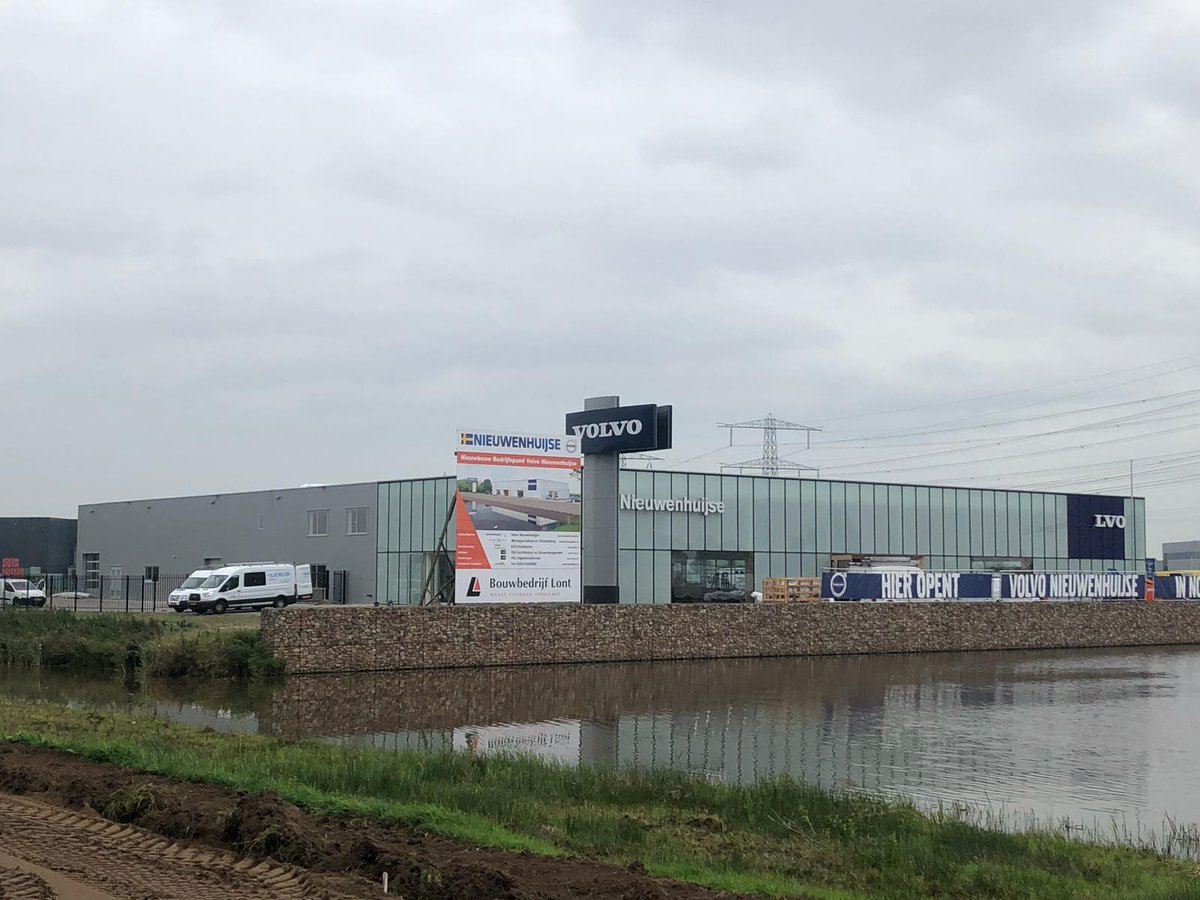 Afgelopen donderdag leverden wij de moderne en duurzame Volvo garage/showroom Nieuwenhuijse in Zwolle op. Volledig gebouwd volgens de BREAAM Excellent criteria. Mede door de sterke onderlinge samenwerking met onder- en nevenaannemers kon een zeer korte bouwtijd behaald worden.
