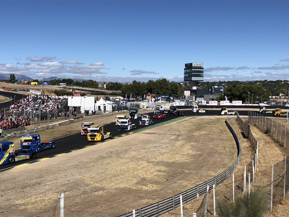 PROINLLER's tweet photo. Disfrutando de #GPCamionDeEspana ayer con la magnífica Torre de control de fondo 😊 #proinller #ingenieriadelvidrio #fachadasingular https://t.co/0RAKOrzNq7
