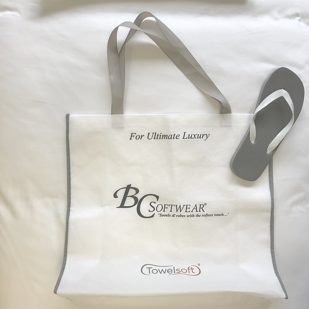BCSoftwear's tweet image. Keep your spa lockers tidy with this new Spa Carry Bag. Designed to fit a spa bathrobe and slippers. Give to your guests on arrival to create a real wow factor in your spa day presentation ..and its biodegradable!  Print or embroider your logo.
#spadesign #spastyle #boutiquespas