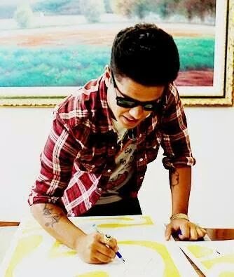chunkystraighup's tweet photo. o anjo mais lindo que eu poderia conhecer está ficando mais velho! Meu Deus como eu amo esse ser humano #HappyBirthdayBrunoMars https://t.co/V3GHFOcg19
