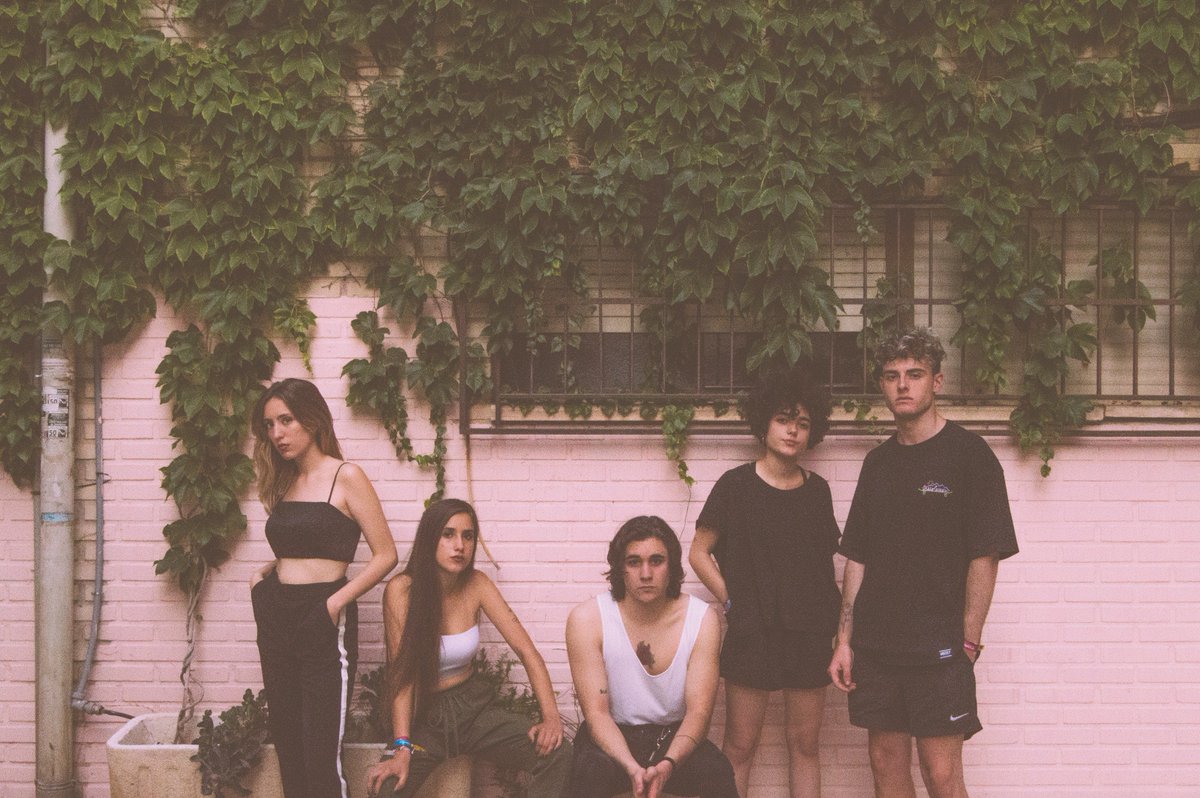 ¡Vota a JUMP TO THE MOON <a href="/weareJTTM/">Jump to the Moon</a> en <a href="/girandoporsalas/">Girando Por Salas</a>!
girandoporsalas.com/banda/10449/ju…