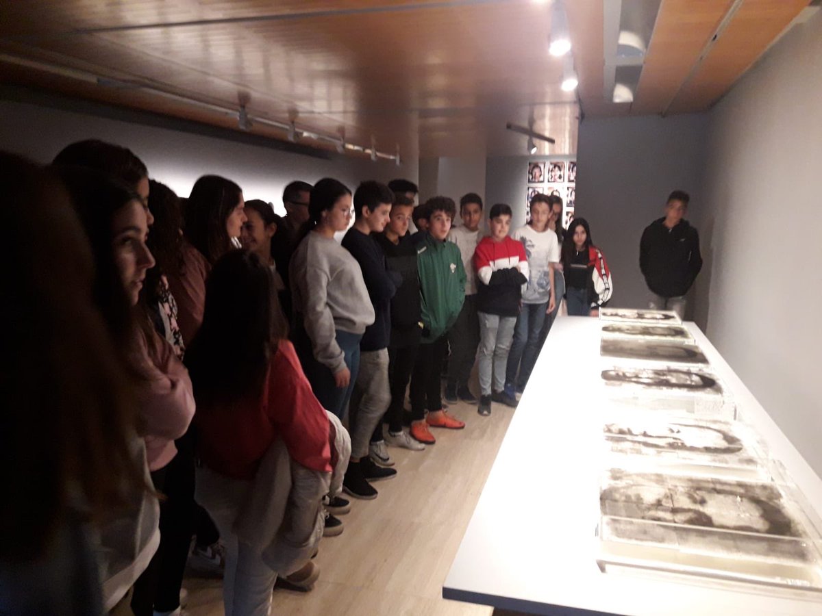 INSMontsuar's tweet photo. Visita a l'exposició #desmaterializaciones d'Óscar Muñoz a la @fundaciosorigue amb 1rESO #art #emocions #autoretrats #retrats #distopia #mites #reflexió https://t.co/YsQ2ZV63j5