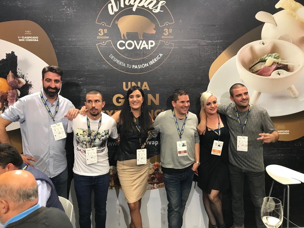 Ya estamos con <a href="/Rodichef/">Rodi Fernandez</a>  y <a href="/AsegadoSegado/">antonio segado</a> en <a href="/ssgastronomika/">SS Gastronomika</a> junto a los otros dos finalistas del III Concurso D'Tapas de @IbericosCOVAP.

¡Deseadnos suerte que en un rato nos pondremos manos a la obra!