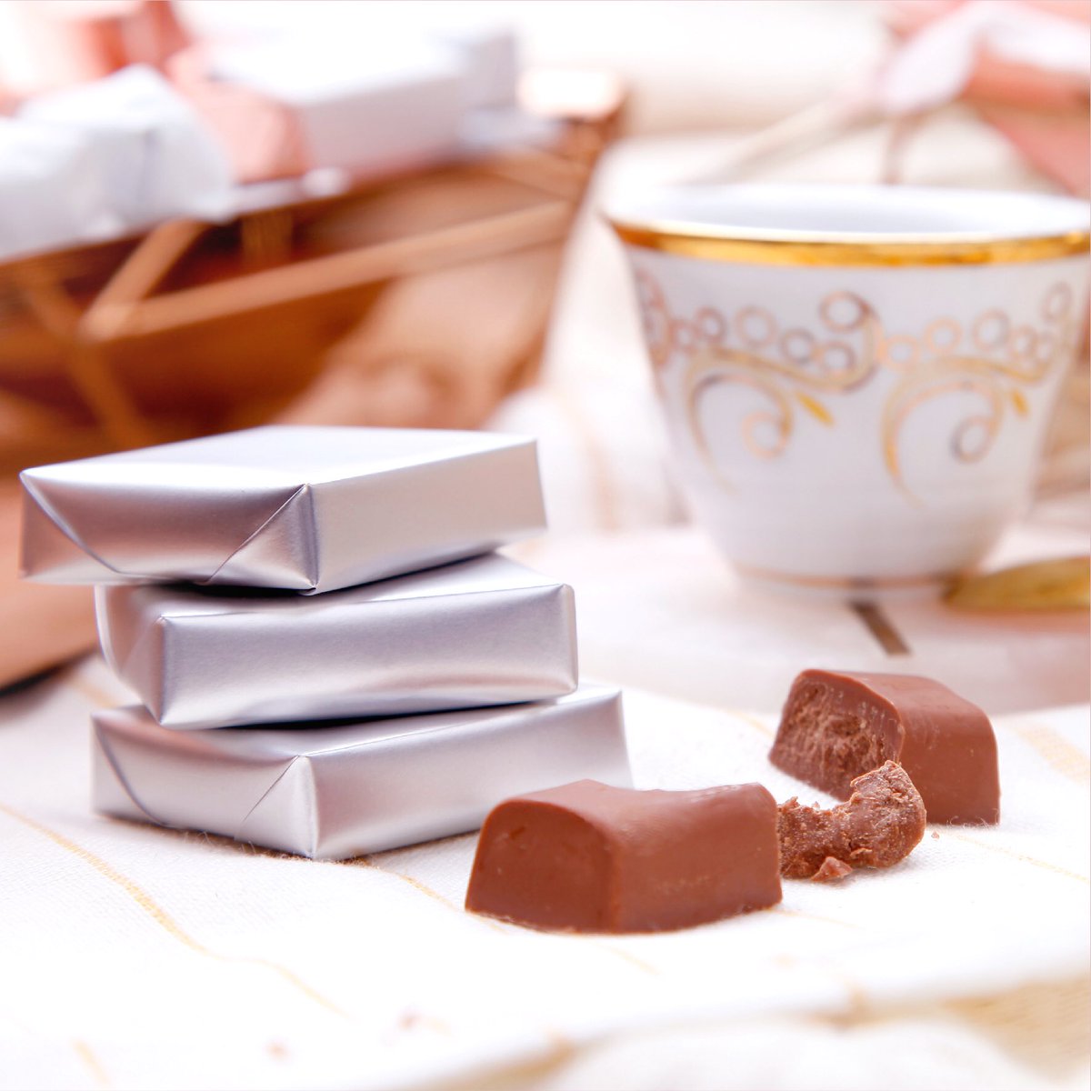AraqyChocolate's tweet photo. أن الذكريات تبقى محفورة داخلنا، تُذهِبُنا لعالم جميل نتذكر فيه أجمل 
اللحظات 
Our sweet memories remain with us, they take us to places we’ve never been to before....create the sweetest memories with Araqy-Eternally mine
.
.

@mhilalgroup #MHG 
#chocolate #dubai https://t.co/f0Fuqzsi16