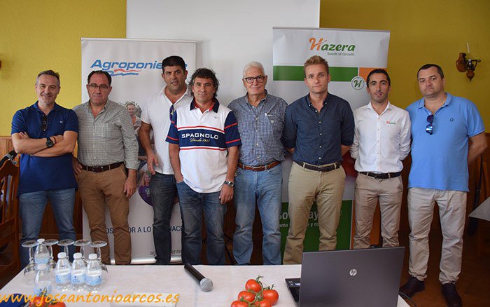 Es magnífico que los medios se hagan eco de las actividades que planteamos para crecer junto con nuestros agricultores, porque significa que comparten con nosotros la importancia de trabajar en equipo en el campo. Aquí con los amigos de José Antonio Arcos. joseantonioarcos.es/2018/10/05/la-…