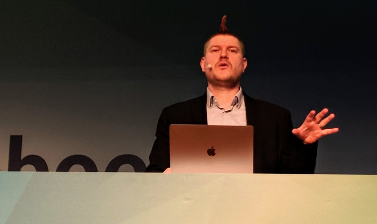 "Der Grund, warum ich hier stehe, ist weniger #SocialMedia Marketing, sondern die Verantwortung, die Ihr habt. [...] Eure Verantwortung ist, [...] dass Ihr eigentlich auch zusätzlich diesen Prozess der Veränderung kritisch und konstruktiv begleiten müsst." (<a href="/saschalobo/">Sascha Lobo</a>) #AFBMC