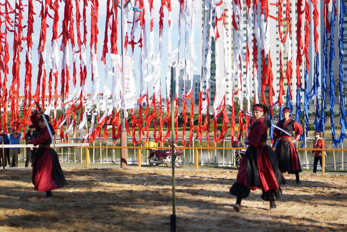 어디서 냄새 안나요? 대박스멜!😎
#영천축제_5개동시진행중 (10/9까지)

✔영천 와인페스타, 영천한약축제(동의참누리원 한의마을)
✔보현산 별빛축제(보현산 천문과학관 일원)
✔영천문화예술제 (영천강변공원 일원)
✔전국종합마술축제 (운주산승마조련센터 경기장)