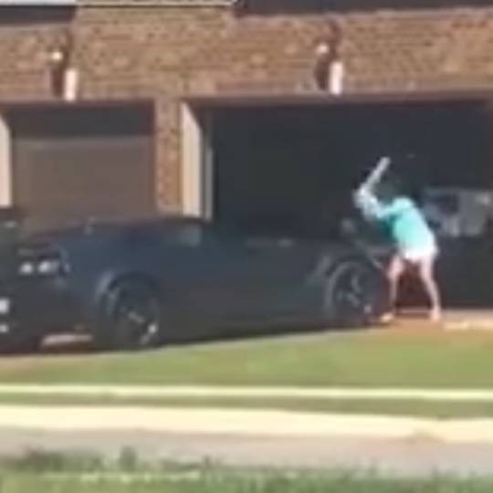 Re File リファイル アメリカ 浮気の腹いせに1000万円超え高級車をボコボコにする女性 T Co Hbfkne0uy0 T Co Tasc80ulxn Twitter