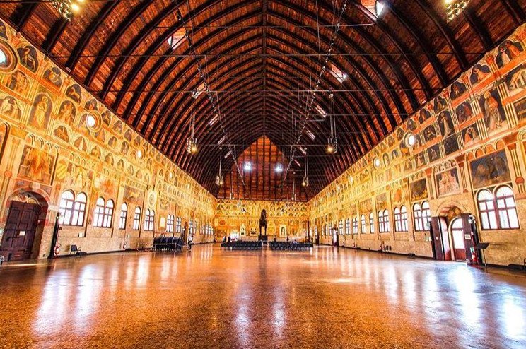 TurismoVeneto's tweet photo. Riconosciuto come uno dei più celebri monumenti civili eretti in Europa all'epoca dei Comuni, il maestoso #PalazzodellaRagione a #Padova fu innalzato a partire dal 1218. #VisitVeneto vi invita a scoprire la sua affascinante storia https://t.co/aq9g9MaxJk (foto IG nicolo.troisi) https://t.co/ibBGn6dYYG