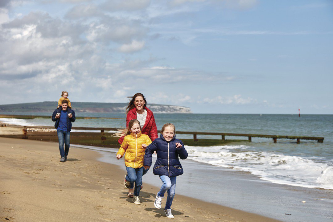 Parkdeanresorts's tweet photo. WIN an October #HalfTerm getaway at one of our 4️⃣ parks on the #IsleofWight!

To enter: RT this post, FOLLOW our page &amp; TWEET #CreatingAmazingMemories ✨ 

#Competition closes at 12pm this Friday with the winner announced shortly after. For T&amp;C's: https://t.co/t3dWJf4f2J https://t.co/jfOgOF8EN0