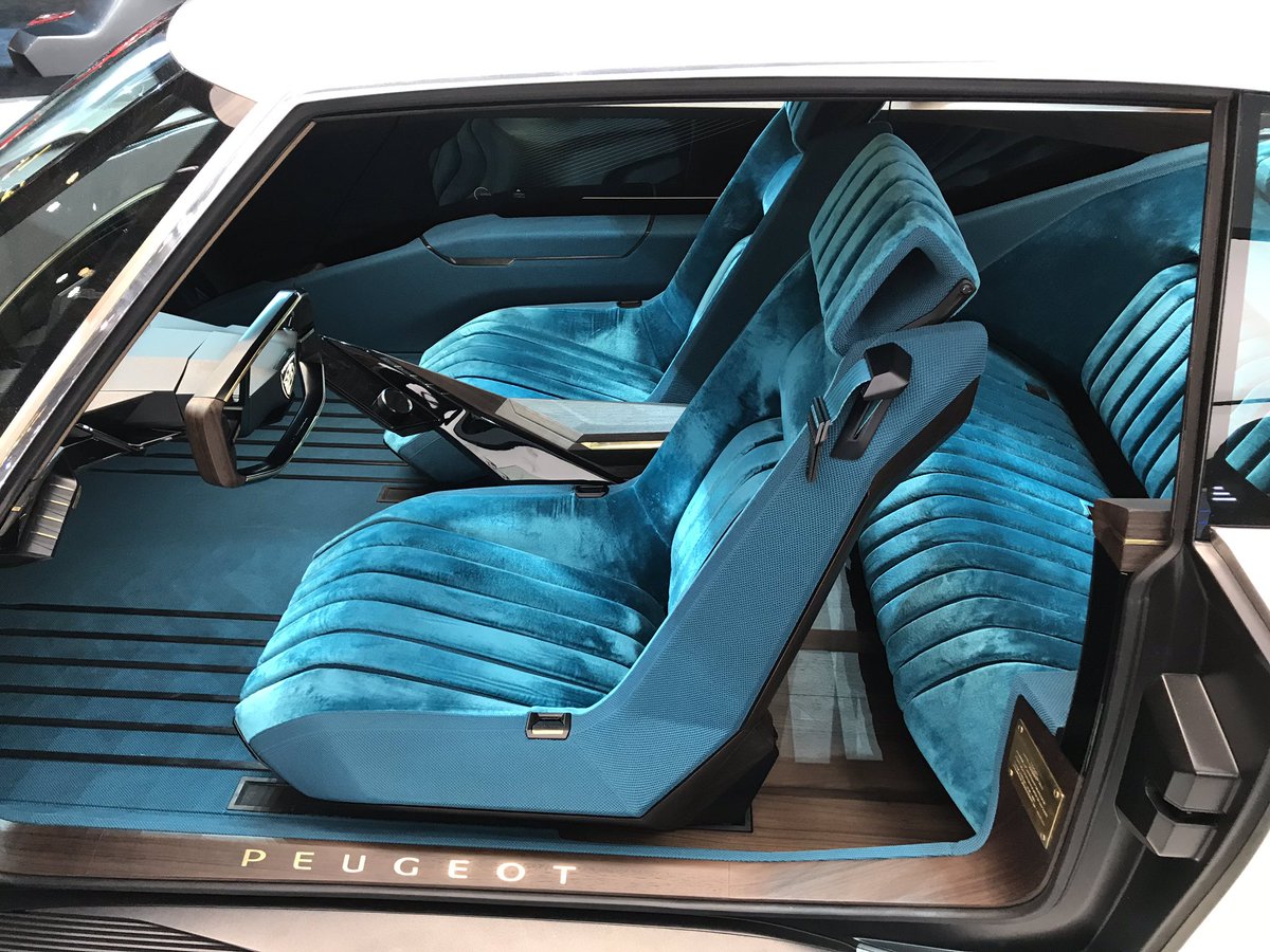 froudier's tweet photo. François de Rugy est bien assis dans la e-legend Peugeot. Ma photo est assez ratée mais en prime, une vue de l’intérieur ! #CCFA_Auto #Peugeot #elegendconcept #MondialAuto @CCFA_Auto @Djib17 @arno_belloni https://t.co/n8DwArbh1G