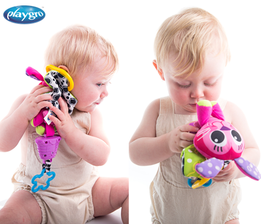 playgroES's tweet photo. ¡Buenos días familia! 😁 Hoy os enseñamos muchos de nuestros #colgantesmusicales de #playgro 🐰 https://t.co/rpvpvwDP91