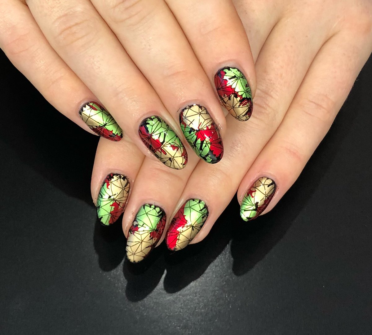 Loved creating these using a selection of the best products in the nail industry...! 😍 @CNDWorld @SweetSquared @lovelecente @YoursCosmetics  #nails #nailarr #foilnailart #stamping #stampingnailart #londonmanicurist #onlythebest
