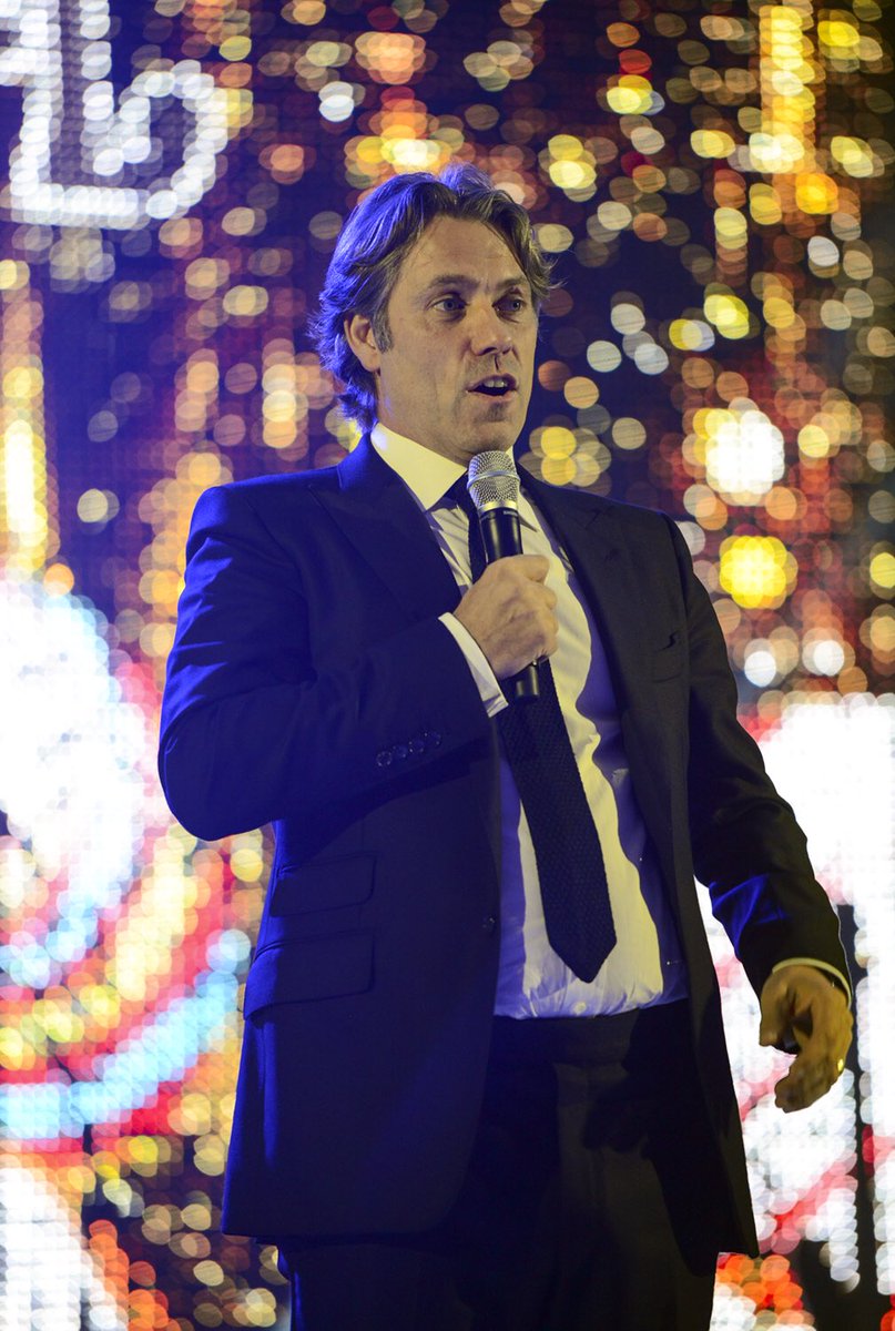 lauraphillips27's tweet photo. It started with some sweet thoughts from the increible.... @BlueParrot_ and a fantastic Wonka themed dance from the wonderful @scot_rockettes .... then @vernonkay came along.... and brought his friend @JohnBishop100
And we had our 7th annual #BAFlyingStart ball..... https://t.co/GS9FoLAiQb