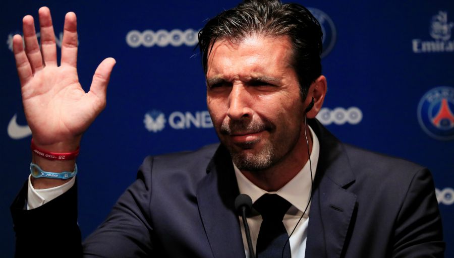 SuperCazarre's tweet image. Buffon 💬: "En 40 ans de carrière je pensais avoir tout vu. Mais ce Maxwell Cornet... Mama mia, incredibile!"