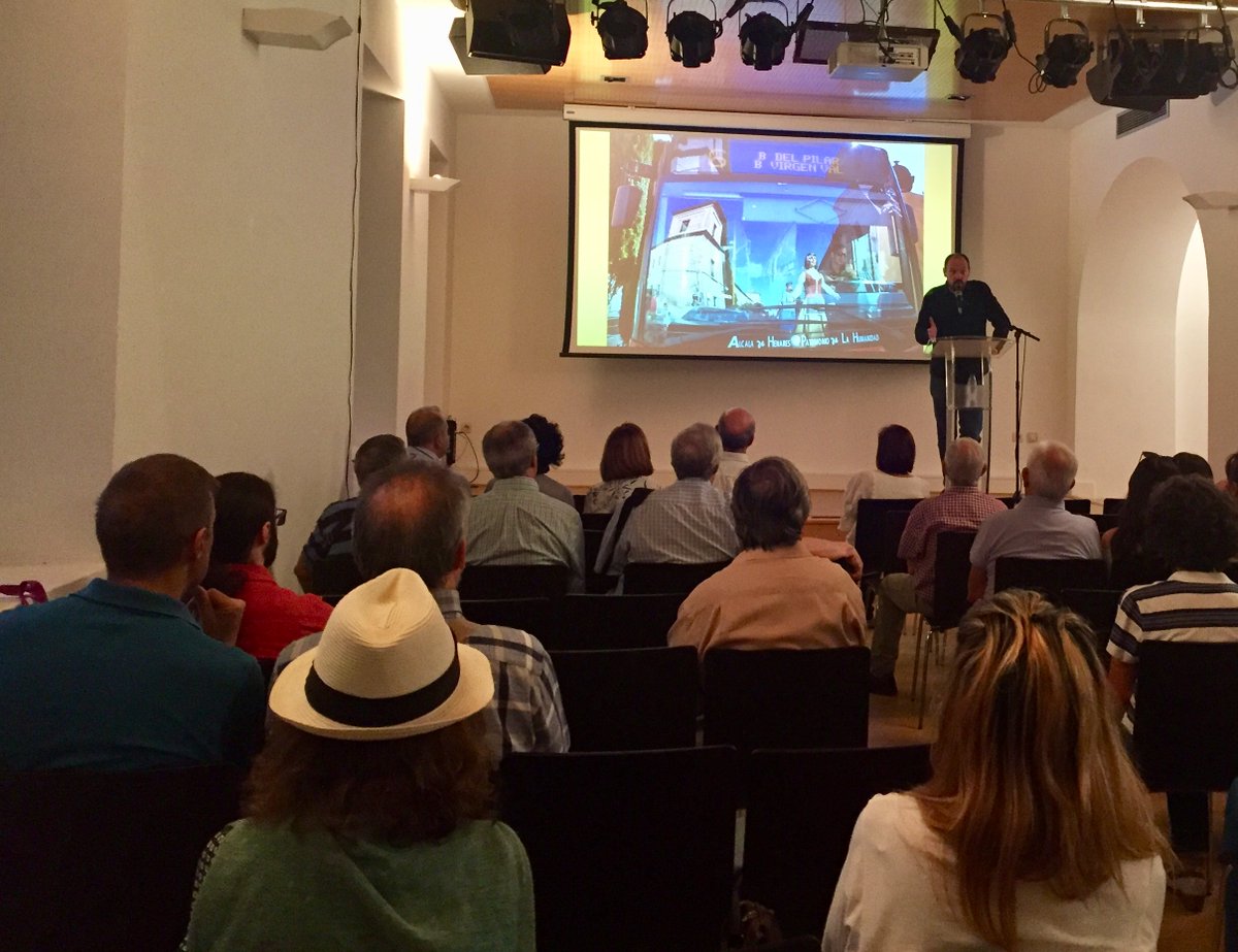 AytoAlcalaH's tweet image. 📸 Entrega de premios de la tercera edición del concurso de fotografía &quot;&quot;La ciudad en fiestas&quot; de las #FeriasAlcalá2018

Organizado por @Clubdefotoadh 

🔗 ayto-alcaladehenares.es/portalAlcala/c…