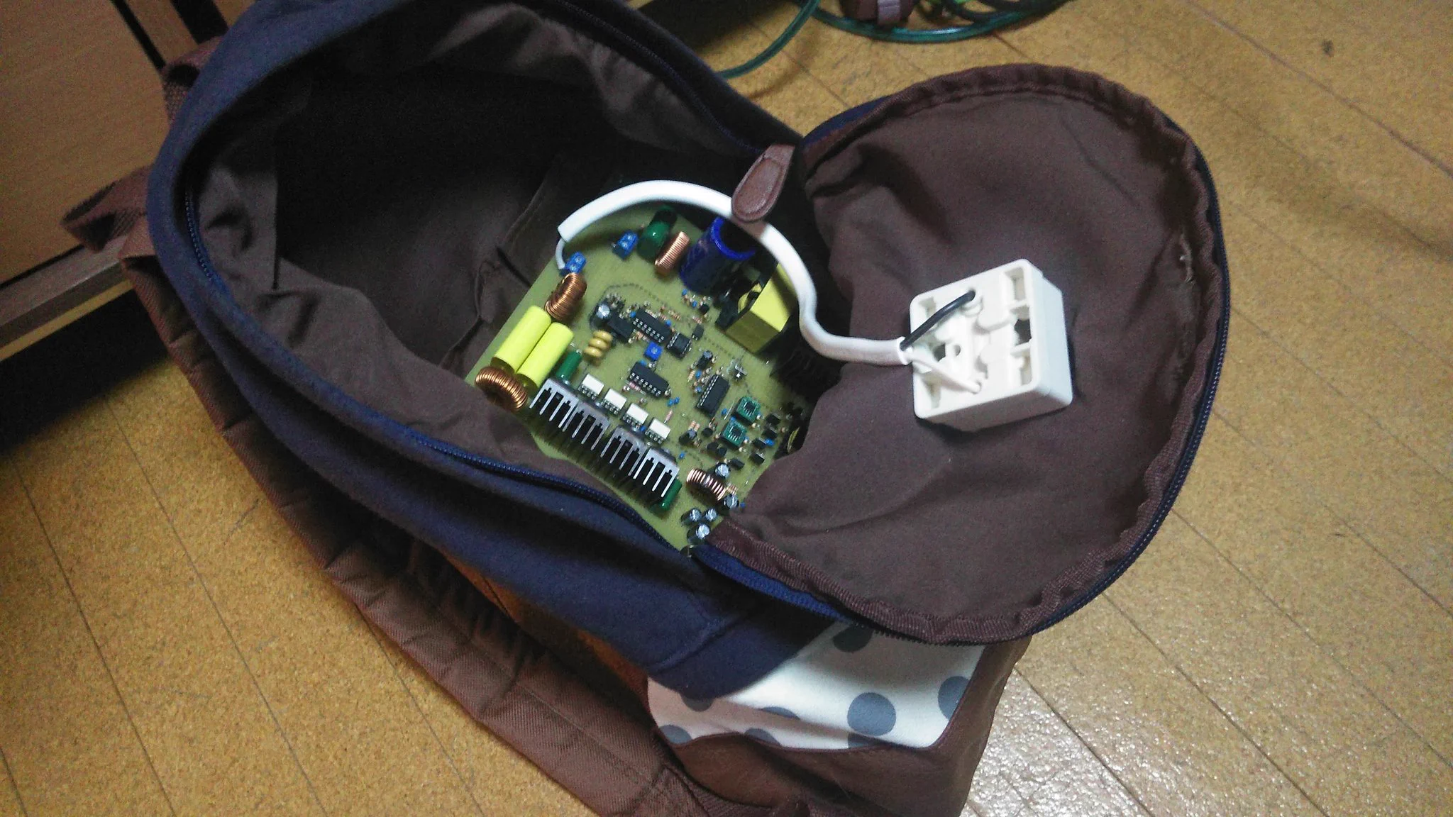 これは誰もやってなかったwwwリュックにコンセントを取り付けた人www