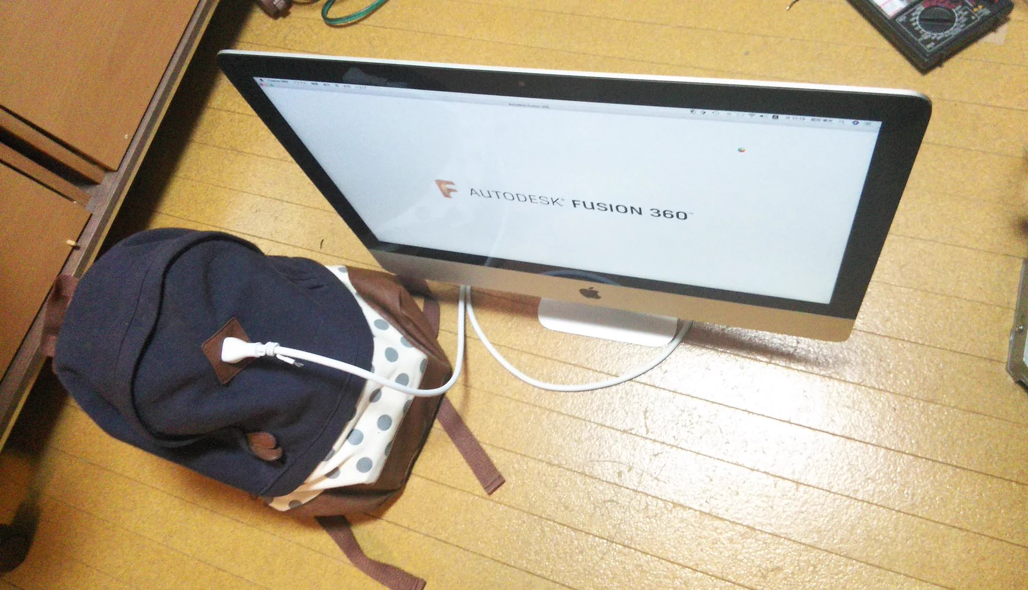 これは誰もやってなかったwwwリュックにコンセントを取り付けた人www