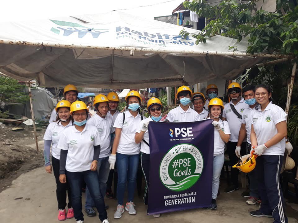 PhStockExchange's tweet photo. PSE is working towards #PSEGoals (Good Governance, Going Green, Great Generation) as its employees joined Habitat for Humanity's Juan Build in Payatas, Quezon City last Saturday. #SustainabilityatPSE https://t.co/NZXjgwlwaw